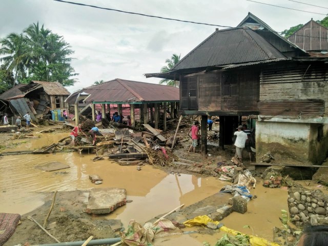 Sejumlah rumah milik warga di Kabupaten Lahat rusak akibat banjir bandang belum lama ini. (foto: Dok. BPBD)