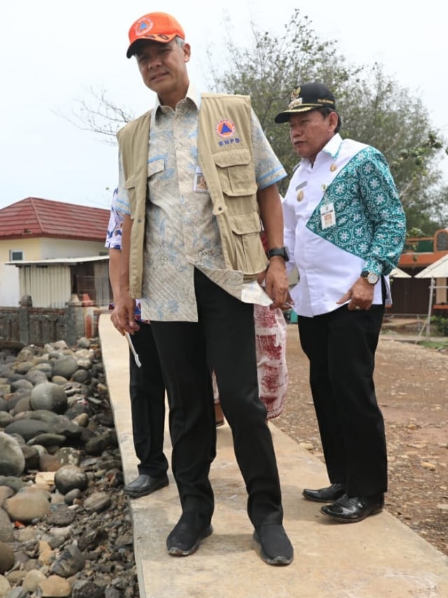 Gubernur Ganjar Pranowo melihat Rumah Pompa pengendalian rob dan banjir di pesisir utara Kota Pekalongan, Jum'at (3/1). Foto: Dok. Pemprov Jawa Tengah