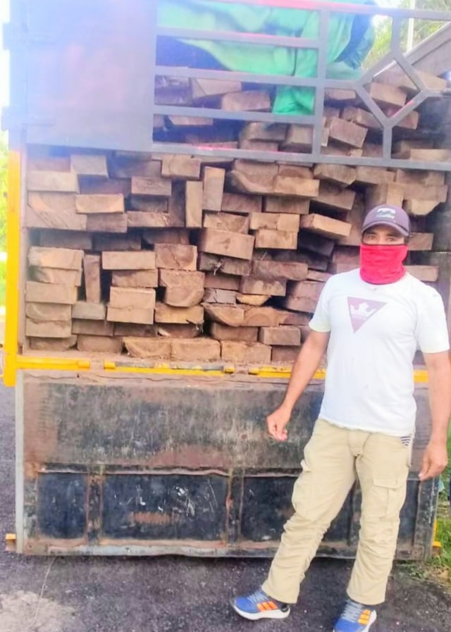 Truk pengangkut kayu ilegal. Foto: Ardyan/Info Dompu