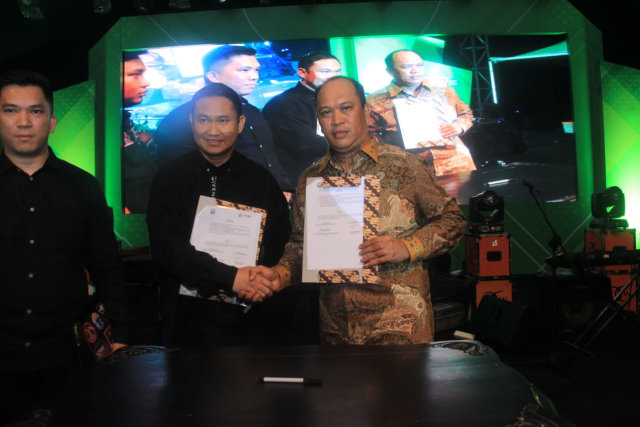 Direktur Utama PT Golden Land Indonesia, Aci Mappasawang (kiri) dan Bupati Konawe Utara, Ruksamin (kanan), usai menandatangani MoU pembangunan kawasan industri di Konut. Foto: Wiwid Abid Abadi/kendarinesia.
