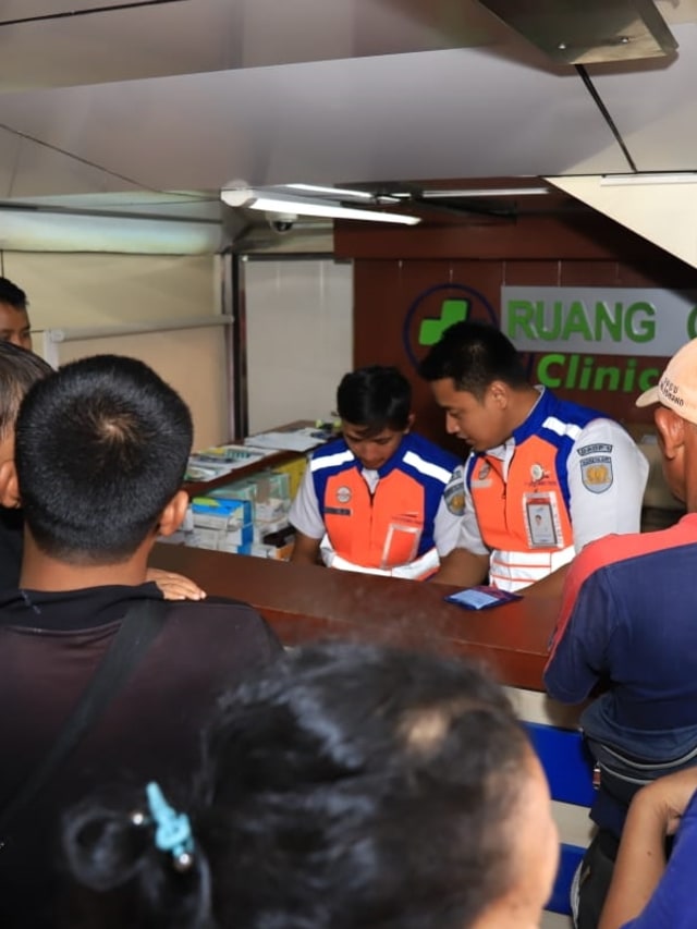Pemeriksaan kesehatan gratis yang diberikan PT KAI bersama PT KCI di kereta Rail Clinic untuk warga yang menjadi korban banjir di sekitar Stasiun Taman Kota.  Foto: Dok. PT KCI