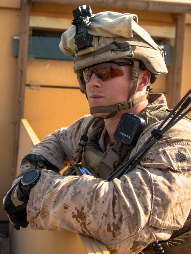 Seorang tentara berjaga di kompleks kedutaan besar di Baghdad, Irak, Sabtu (4/1). Foto: Marine Corps/Sgt. Kyle C. Talbot/Handout via REUTERS.