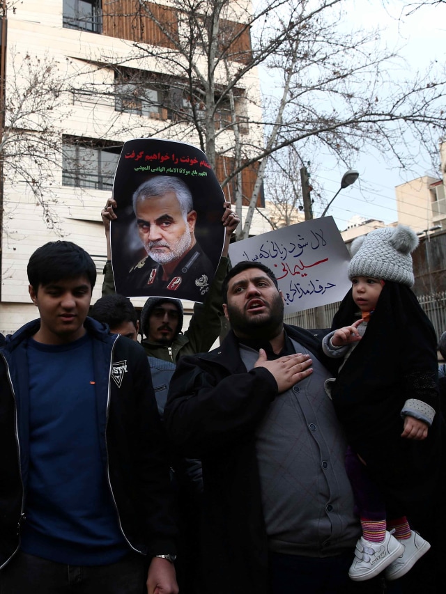 Protes terhadap pembunuhan Mayor Jenderal Iran Soleimani di depan kantor PBB di Teheran, Iran. Foto: WANA (West Asia News Agency)/Nazanin Tabatabaee via REUTERS