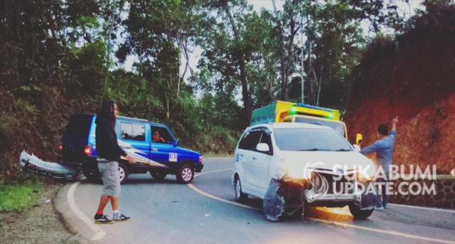 Dua unit mobil usai tabrakan di belokan hutan Pasirpiring ruas Kiaradua - Waluran, tepatnya di belokan Bojongpari Desa Waluran Mandiri, Kecamatan Waluran, Kabupaten Sukabumi, Jumat (3/1/2020). | Sumber Foto:Istimewa