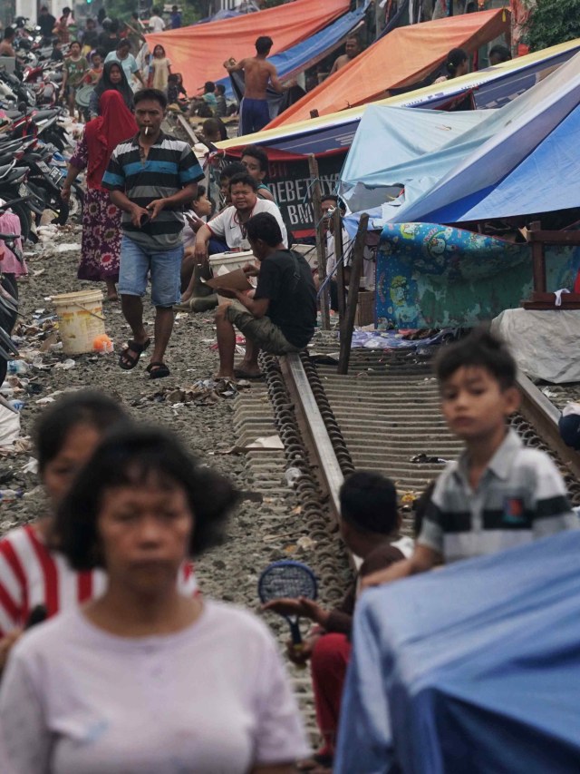 Suasana pengungsian di sekitar rel kereta Pesing, Jakarta Barat, Sabtu (4/1). Foto: Irfan Adi Saputra/kumparan