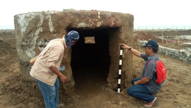 Masyarakat Desa Dadap, Kecamatan Juntinyuat, Kabupaten Indramayu menemukan bangunan berupa benteng perlindungan sebanyak tiga buah di sekitar pantai Dadap. (Taufik)