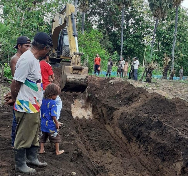 Exscavator menggali saluran drainase di Kampung Likot, Desa Hoder. Foto:Mario WP Sina.