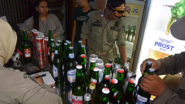 Satpol PP Banjarmasin mengamankan ratusan botol miras saat razia. Foto: M Syahbani/banjarhits.id