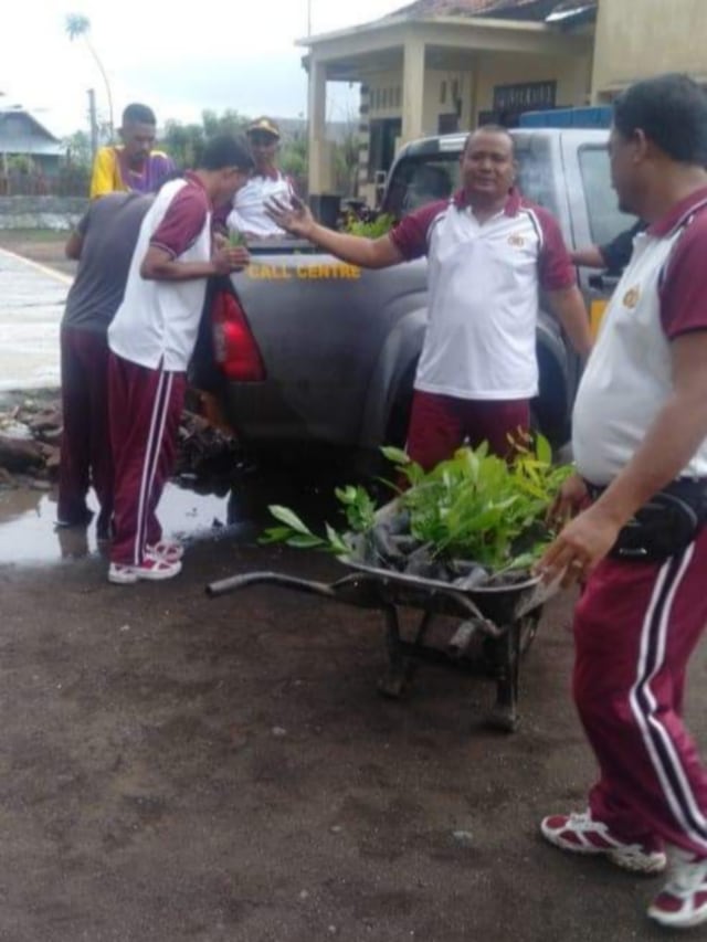 Polres Dompu beserta jajaran saat persiapan menanam pohon. Foto: Ardyan/Info Dompu