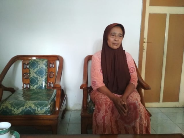 MEMILIH DIAM: Artimunah, ibu di Malang yang diduga melakukan penyekapan terhadap 4 orang putrinya selama 20 tahun ketika ditemui di rumahnya Sabtu (4/1/2020). (Foto: Rizal Adhi/Tugumalang.id)