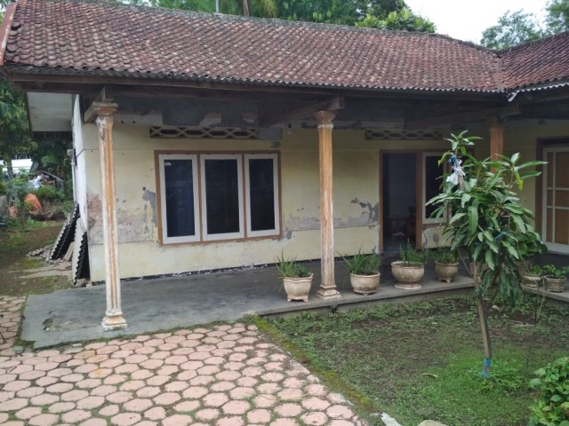 SEPI: Suasana rumah Artimunah, tempat diduga adanya penyekapan terhadap 4 orang anak selama 20 tahun Sabtu (4/1/2020) pagi. (Foto: Rizal Adhi/Tugumalang.id)