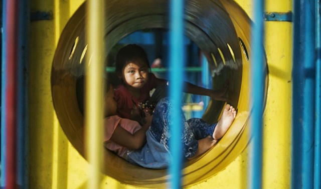 Dua orang anak kecil yang tengah bermain disalah satu fasilitas Taman Dharma Wanita Palembang, Sabtu (4/1) Foto: ary priyanto/Urban Id