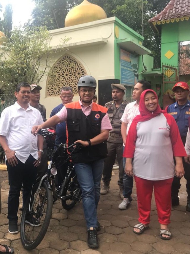 Gubernur DKI Jakarta Anies Baswedan naik sepeda saat meninjau SMA 8 Jakarta dan Kampung Pulo.  Foto: Dok. Istimewa