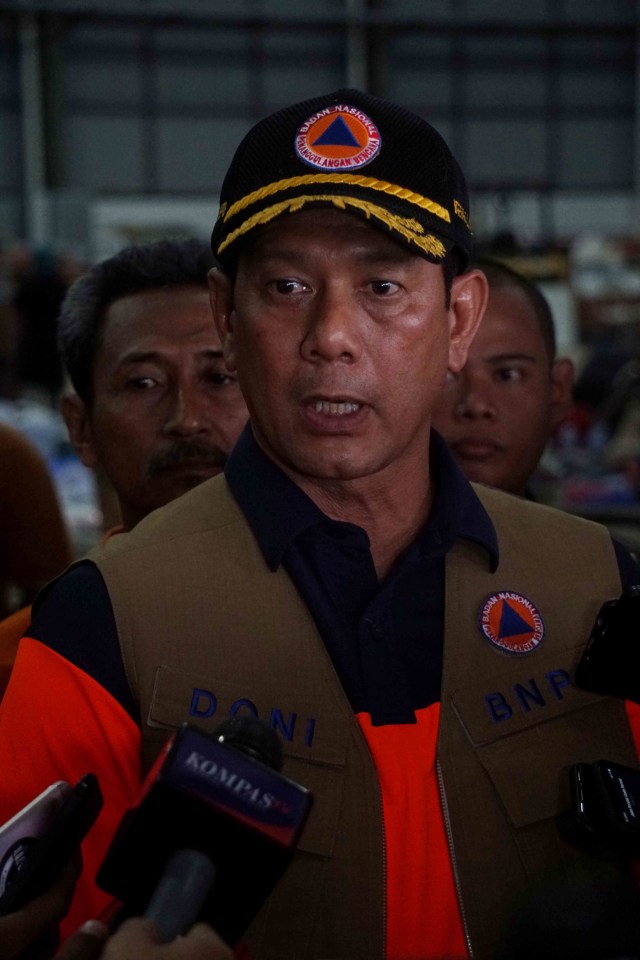 Kepala BNPB Doni Monardo saat sambangi posko pengungsian di Jati Asih, Bekasi. Foto: Irfan Adi Saputra