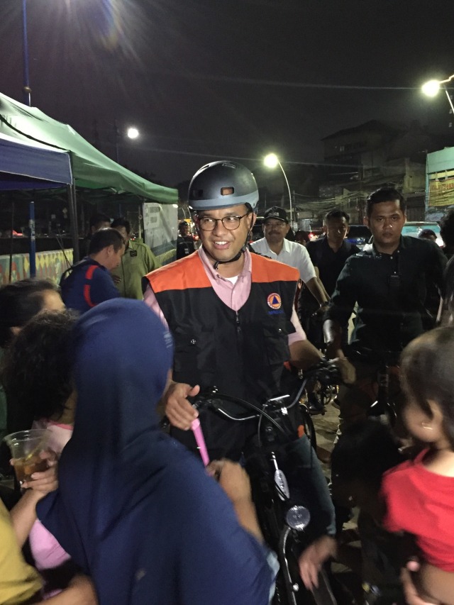 Gubernur DKI Jakarta Anies Baswedan meninjau Kampung Pulo dengan bersepeda. Foto: Darin Atiandina/kumparan