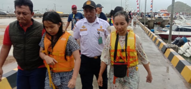 Petugas mengevakusi penumpang kapal wisata, KM Adtya yang tenggelam di perairan Pulau Bidadari, Labuan Bajo. Foto: istimewa.