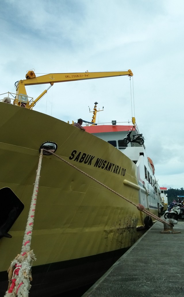 KM Sabuk Nusantara 110 di Pelabuhan Laut Sinabang, Aceh, pada Jumat (27/12/2019). Foto: Husaini/acehkini