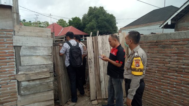 Anggota Polres Kabupaten Sumbawa saat mendatangi rumah korban. Foto: Doc Polres Sumbawa