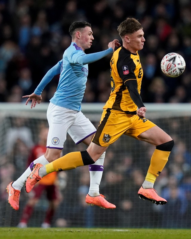 Pemain Manchester City dan Port Vale memperebutkan bola. Foto: REUTERS/Andrew Yates