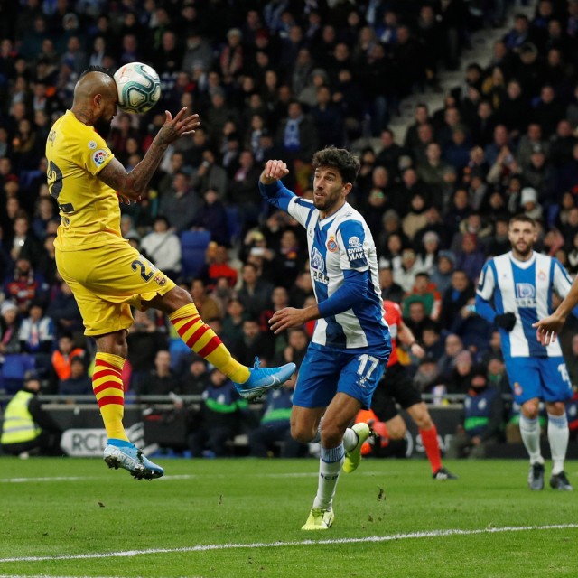 Proses gol Arturo Vidal ke gawang Espanyol. Foto: REUTERS/Albert Gea