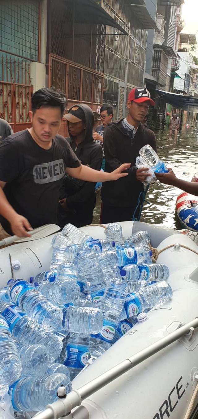 Ketua PAMK, Bong Eka Gunawan (kiri kaus hitam) membagikan bantuan