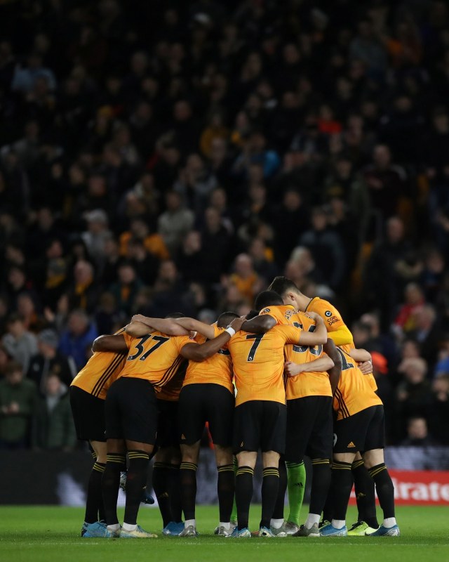 Para pemain Wolverhampton Wanderers (Wolves) sedang berkumpul. Foto: Reuters/Carl Recine