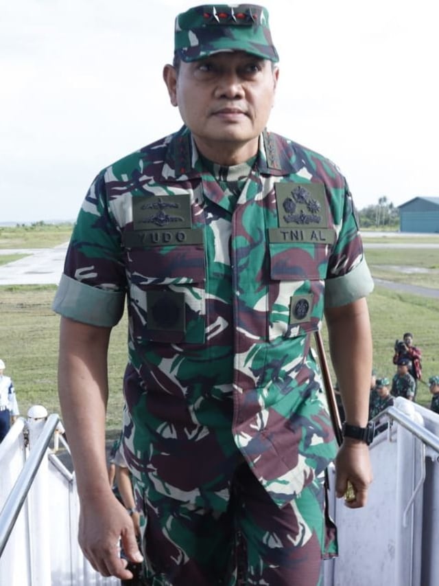 Laksamana Madya (Laksdya) TNI Yudo Margono saat mengikuti patroli udara di perairan Natuna, Sabtu (4/1). Foto: Dok. Puspen TNI 