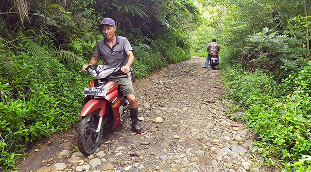 jalan rusak toyopon raanan baru minahasa selatan.png