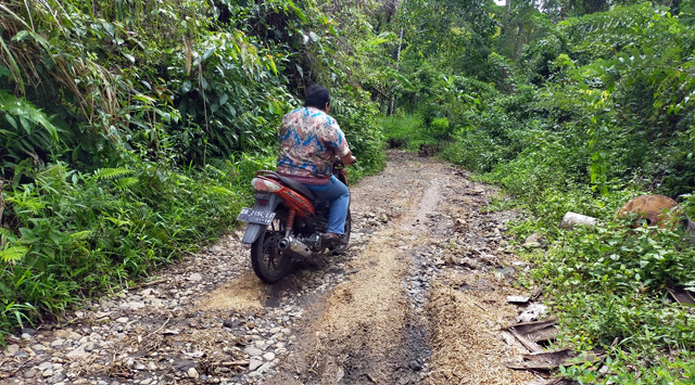 jalan rusak toyopon raanan baru minahasa selatan1.png
