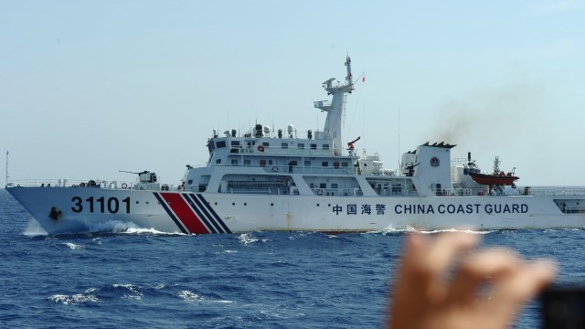 Ilustrasi kapal penjaga pantai China. Foto: AFP/HOANG DINH NAM