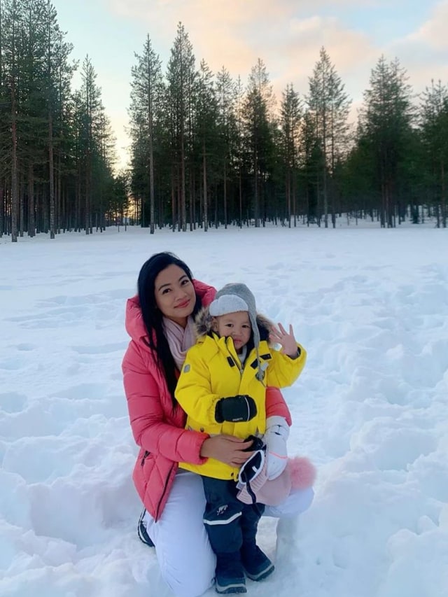 Titi Kamal bersama anaknya saat di Finlandia. Foto: Instagram/ @titi_kamall