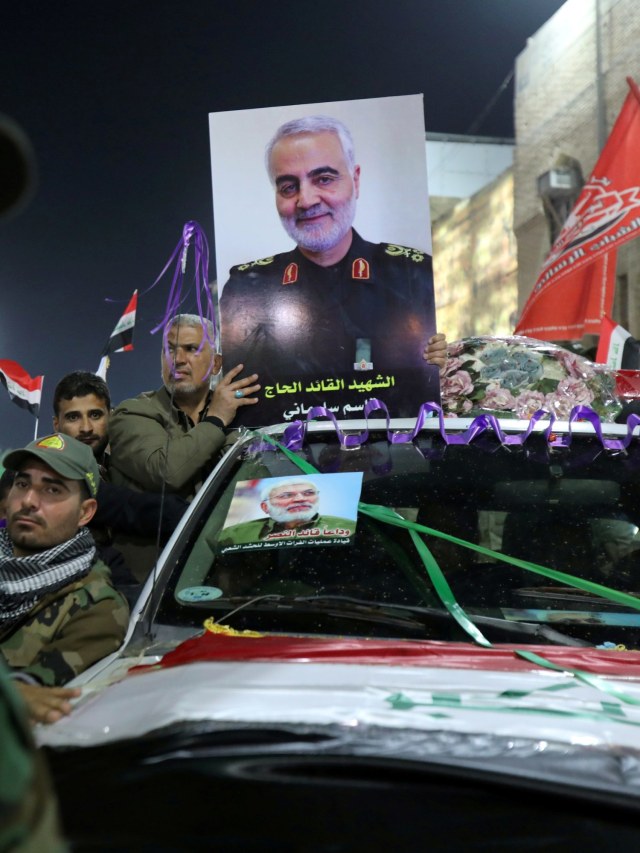 Warga menghadiri prosesi pemakaman Mayor Jenderal Iran Qassem Soleimani di Irak.  Foto:  REUTERS / Abdullah Dhiaa al-Deen