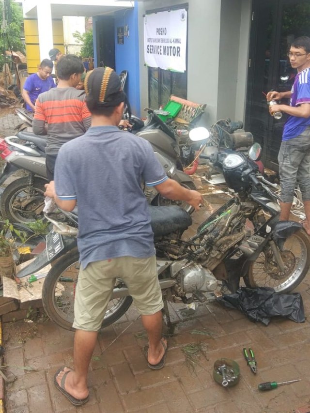 Posko servis motor gratis dari dari Institut Sains dan Teknologi Al-Kamal (ISTA) Kedoya bagi korban banjir di Ciledug, Tangerang. Foto: Adhim Mugni Mubarok/kumparan 