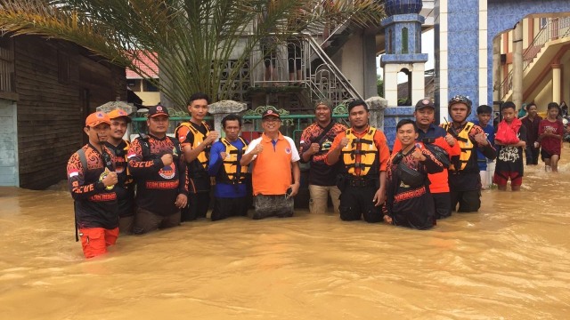 Relawan BPBD Kalsel turun membantu korban banjir di Kota Banjarbaru, Minggu (5/1/2020). Foto: BPBD Kalsel