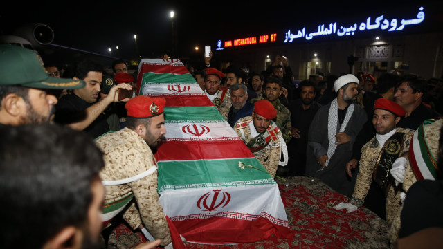 Prajurit militer membawa peti jenazah Jenderal Qassem Soleimani yang tewas terbunuh saat serangan Amerika Serikat saat di Baghdah di Kota Ahvaz. Foto: AFP/HOSSEIN MERSADI