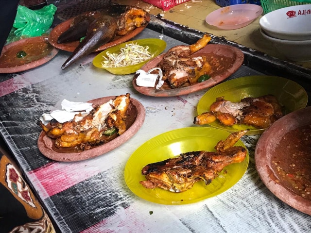 Ayam bakar dengan sambal khas Madura siap disajikan kepada pengunjung. Foto: Rizkia/Hi!Pontianak