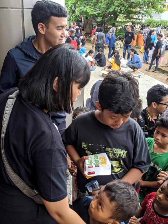 Peduli Sesama, Prambors Radio dan McDonald’s Indonesia membagikan makanan ke Posko pengungsian korban banjir.
 Foto: Dok. Prambors