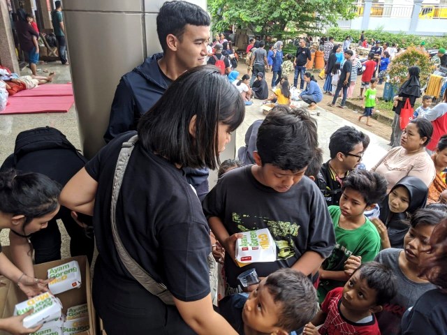 Radio Prambors Terjun Langsung Bantu Korban Banjir (150543)