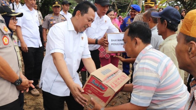 Kabareskrim Komjen Listyo Sigit Prabowo memberi bantuan korban banjir di Banten, Minggu (5/1/2020) Foto: Dok. Istimewa
