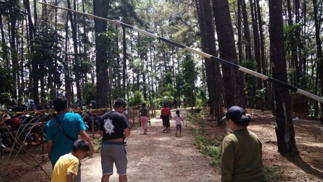 Lokasi masuk ke lokasi hutan Pinus Pamona Tentena, Kabupaten Poso yang menjadi destinasi wisata ramai dikunjungi. Foto: Dok. PaluPoso