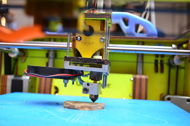 800px-Printing_with_a_3D_printer_at_Makers_Party_Bangalore_2013_11.JPG
