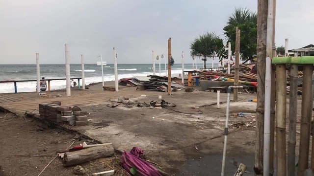 Turis Keluhkan Pembongkaran Tempat Bersantai di Pantai Canggu, Bali (48165)