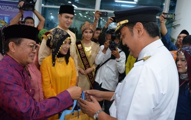 Gubernur Jambi, Fachrori Umar saat menghadiri pameran bertajuk "Djambi Tempoe Doeloe" di Bandara STS Jambi. Foto: Humas Pemprov Jambi