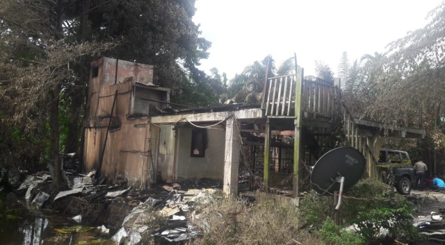 Rumah jurnalis kompas di Jambi yang ludes terbakar malam kemarin. Foto: Bahara Jati