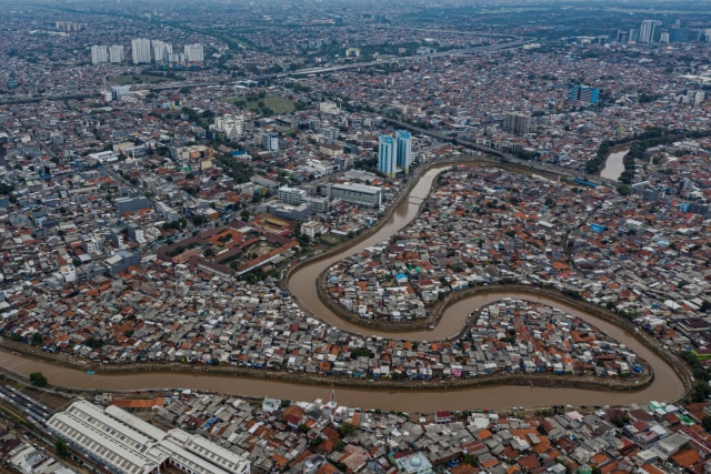 Foto udara suasana wilayah bantaran sungai Ciliwung di kawasan Bukit Duri, Jakarta, Minggu (5/1/2020). Foto: ANTARA FOTO/Muhammad Adimaja/aww.