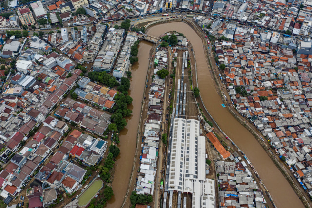 Foto udara suasana wilayah bantaran sungai Ciliwung di kawasan Bukit Duri, Jakarta, Minggu (5/1/2020). Foto: ANTARA FOTO/Muhammad Adimaja/aww.