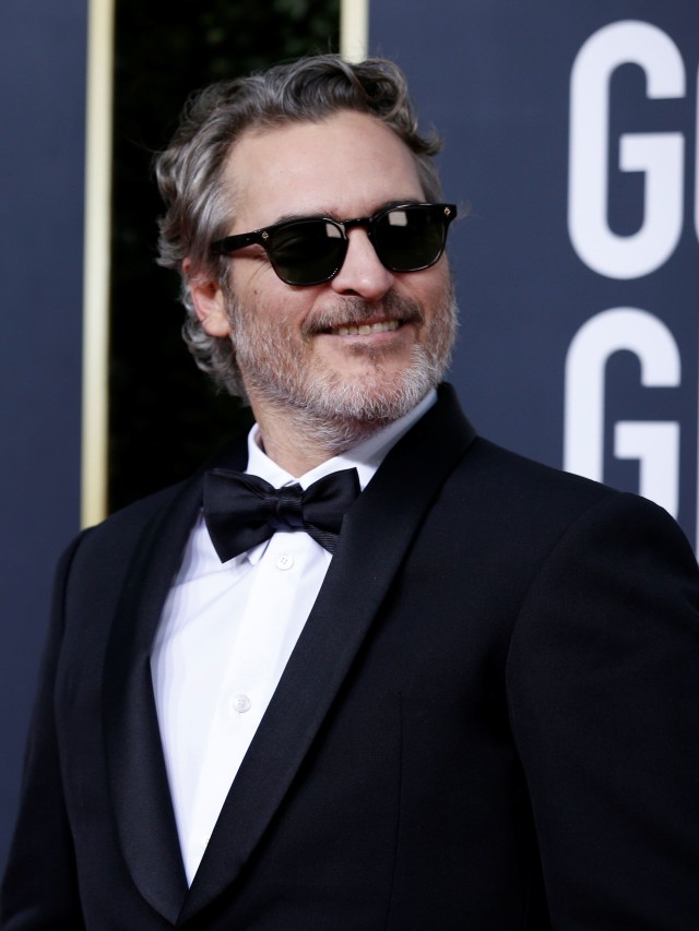 Joaquin Phoenix menghadiri Golden Globe Awards ke 77 di Beverly Hills, California, Amerika Serikat. Foto: REUTERS / Mario Anzuoni