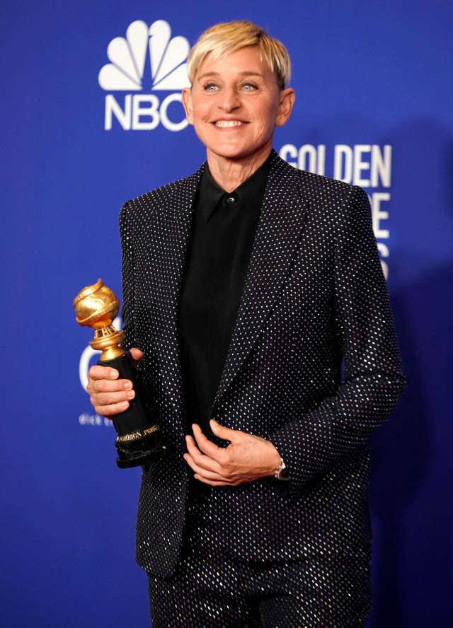 Ellen DeGeneres mendapat penghargaan trophy Golden Globe Awards ke 77 di Beverly Hills, California, Amerika Serikat.  Foto: REUTERS/Mike Blake