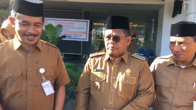 Wali Kota Banda Aceh (tengah) Aminullah Usman, usai melaksanakan apel pagi perdana di 2020 Senin (6/1).  Foto: Zuhri Noviandi/kumparan 