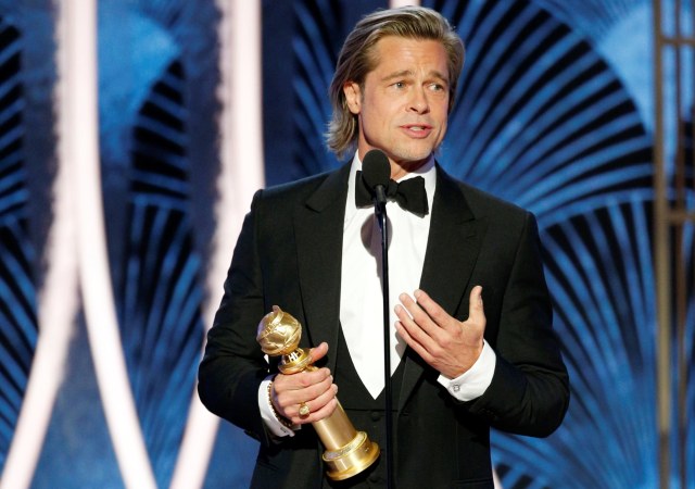 Brad Pitt  mendapat penghargaan trophy Golden Globe Awards ke 77 di Beverly Hills, California, Amerika Serikat. .  Foto: Paul Drinkwater / NBCUniversal / via REUTERS